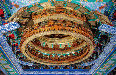 　北京古代建筑博物館藏隆福寺萬善正覺殿天宮藻井。  　　呂勝利攝（影像中國）