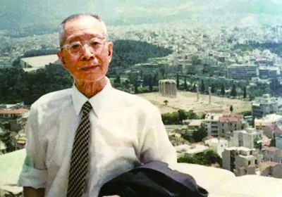 1986年，羅念生在雅典衛城上