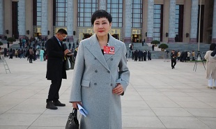 全國政協委員、中國文藝志愿者協會副主席、國家話劇院一級演員張凱麗