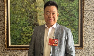 全國政協常委，中國作協副主席邱華棟