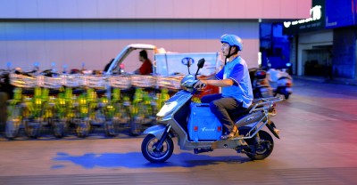 “外賣詩人”王計兵奔馳在送外賣路上。資料圖片