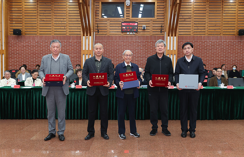 束沛德、畢飛宇、孫甘露、阿英長孫錢榮毅向中國現代文學館捐贈珍貴文獻，王軍接受捐贈