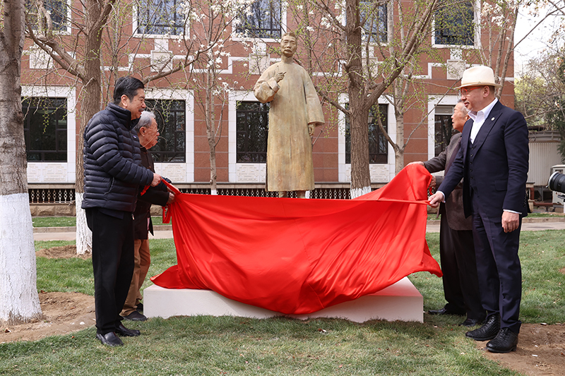 王蒙、陳建功、李象群、周令飛共同為魯迅新塑像揭幕