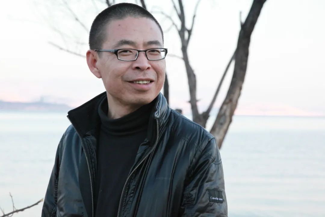 李亞偉，1963年出生于重慶市酉陽縣。創作過《男人的詩》《醉酒的詩》《空虛的詩》《航海志》《野馬與塵?！贰逗游髯呃仁闱椤返乳L詩和組詩，出版有詩集《豪豬的詩篇》《紅色歲月》《酒中的窗戶》《我在雙魚座上給你寫信》以及文論集《詩歌與先鋒》、文化隨筆《人間宋詞》等；獲第四屆華語文學傳媒2005年度詩人獎、第一屆魯迅文化獎年度詩歌獎、首屆屈原詩歌金獎等。