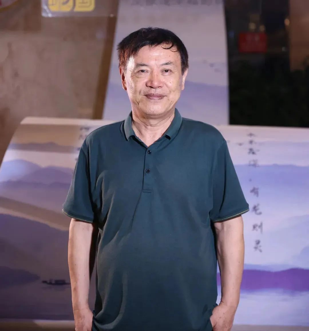 陸健，中國傳媒大學教授，中國詩歌學會常務理事。20世紀80年代初開始發表作品，先后創作發表詩歌、散文、評論等作品近千件，出版《窗戶嘹亮的聲音》《名城之門》等詩集與文藝評論集近30部，逐步形成了“紀實性詩歌”的寫作風格。