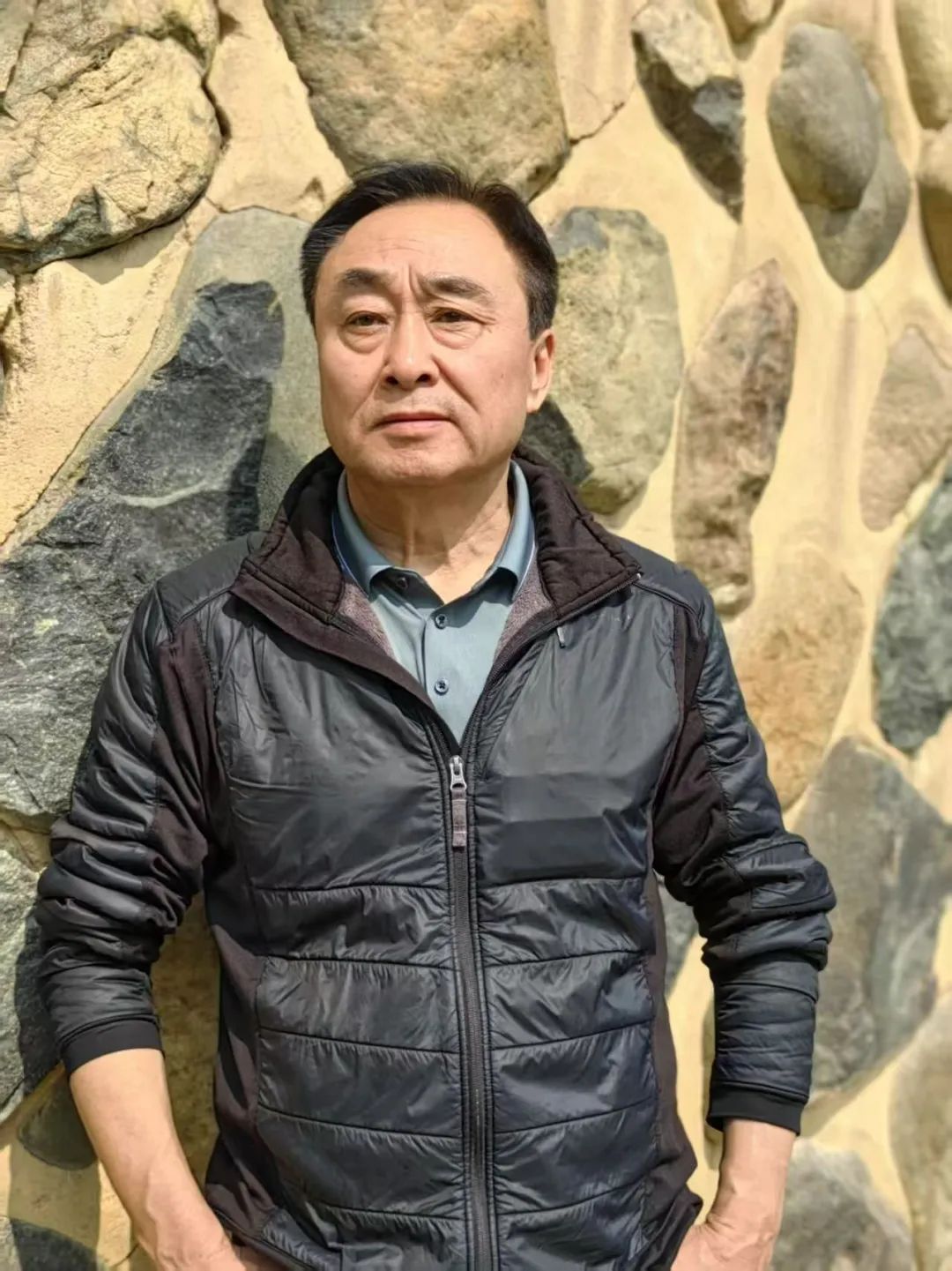 王學芯，出生在北京，長在無錫。中國作家協會會員，中國詩歌學會理事。參加第十屆青春詩會。獲郭沫若詩歌獎、十月文學獎、鍾山文學獎、《作家》第三屆詩歌獎、《星星》詩歌獎、紫金山文學獎、中國第五屆長詩獎，部分詩歌譯介國外。出版《雙唇》《這里那里》《天上的草原》《飛塵》《遷變》《老人院》《光域里》等15部詩集。