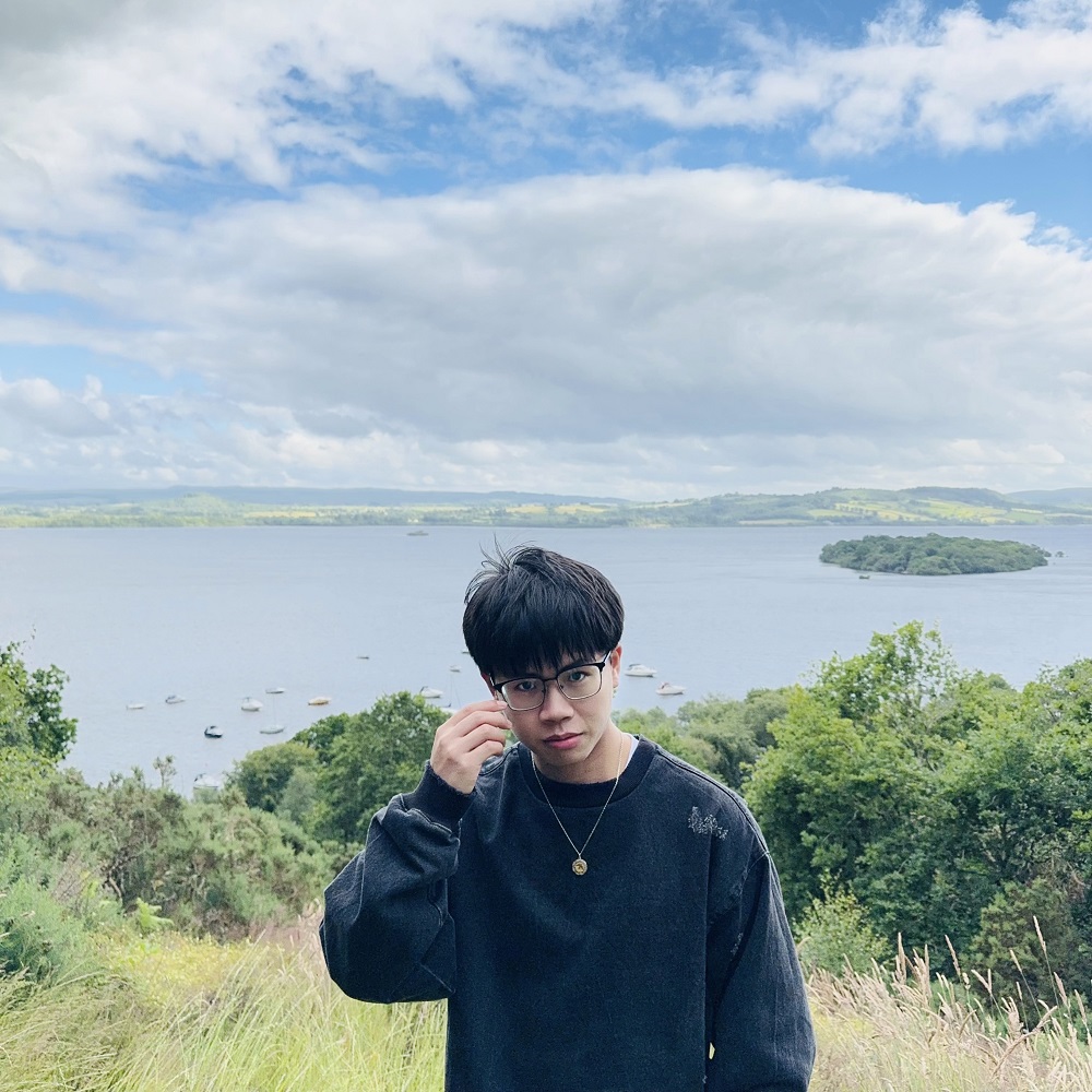 周于旸，1996年生，江蘇蘇州人，已出版小說集《馬孔多在下雨》《招搖過?！?。有作品發表于《人民文學》《十月》《北京文學》《小說界》等刊物，有作品入選收獲文學榜、城市文學排行榜，曾獲“鐘山之星”文學獎，小說集《馬孔多在下雨》入圍第五屆寶珀理想國文學獎決選名單。