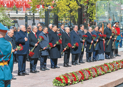 當地時間5月9日，俄羅斯舉行盛大慶典，紀念蘇聯偉大衛國戰爭勝利80周年。國家主席習近平和來自世界20多個國家及國際組織領導人應邀出席慶典。慶典結束后，習近平同其他國家領導人一起從紅場來到亞歷山大花園，向無名烈士墓獻花，并肅立默哀。    新華社記者??翟健嵐攝