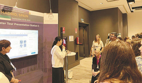 檸檬羽嫣在國際會議上向世界同行進行科研成果展示