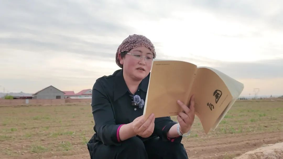 凡姝在田間朗誦自己的詩歌作品