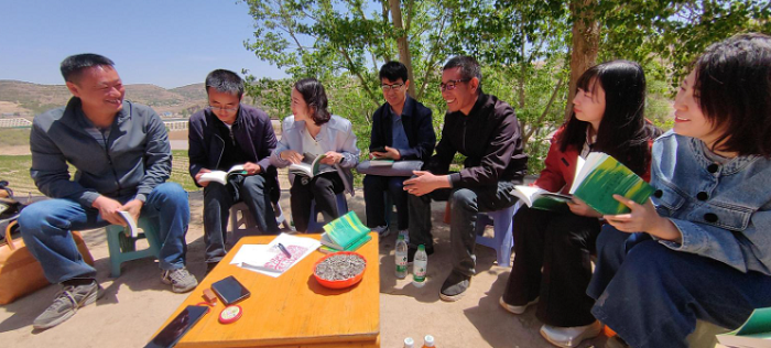 走進大山深處與詩人曹兵交流。