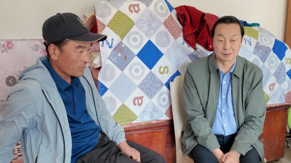 白燁與康鵬飛（左）交流