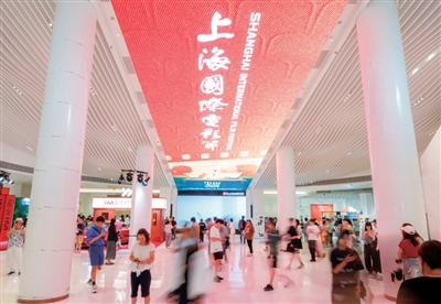 第二十七屆上海國際電影節期間，上海影城里人來人往。  　　主辦方供圖