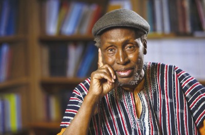  恩古吉·瓦·西昂奧生前是美國歐文加州大學比較文學與英語專業的杰出教授。史蒂夫·齊柳斯攝影，歐文加州大學圖片