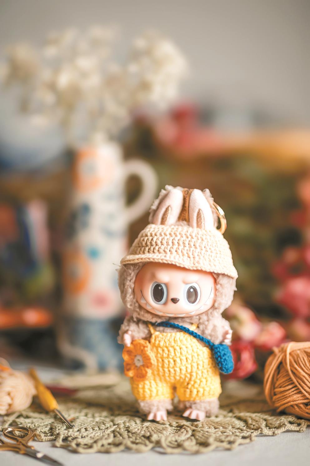 玩偶Labubu憑借“丑萌”的獨特設計迅速風靡全球。（圖源：視覺中國）