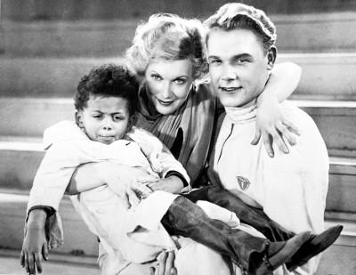 三歲的詹姆斯·勞埃多維奇·帕特森和他的“第二個母親”柳博芙·彼得羅芙娜·奧爾洛娃以及演員謝爾蓋·德米特里耶維奇·斯托利亞羅夫共同主演了格里戈里·瓦西里耶維奇·亞歷山德羅夫1936年的著名喜劇歌舞電影《大馬戲團》。