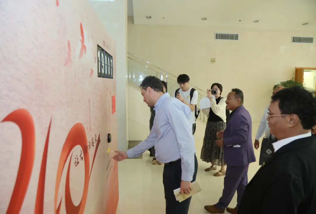 大家體驗文學館的互動體驗裝置