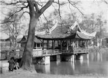 抗戰中的上海公園　　若是以上海的公園作為線索，也會浮現出一段屈辱與抗爭交織、傷害與堅韌并存的抗戰史。[詳細]