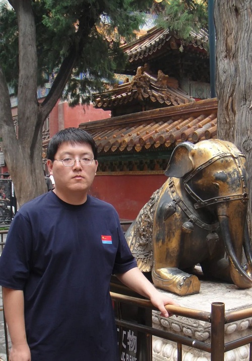 宋嵩，山東東營人，1985年生于濟南。文學博士?，F為《長篇小說選刊》雜志主編，副編審，中國小說學會常務理事。著有評論集《瑯嬛流麥》。