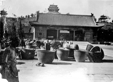 侵華戰爭時，日軍盯上了故宮里的大銅缸　　經歷了歲月的洗禮之后，這些水缸作為故宮文化的組成部分，向人們訴說著它們見證的歷史變遷。[詳細]