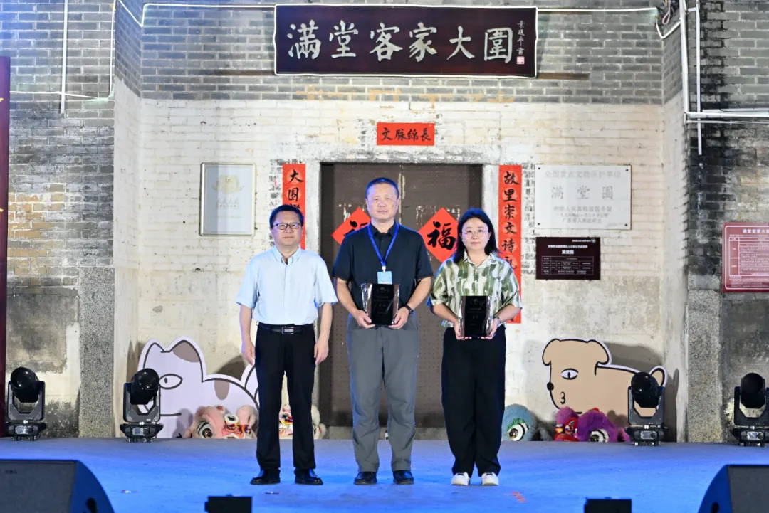 《詩刊》主編李少君為首獎獲得者段維、鄧輝（代領人）頒獎