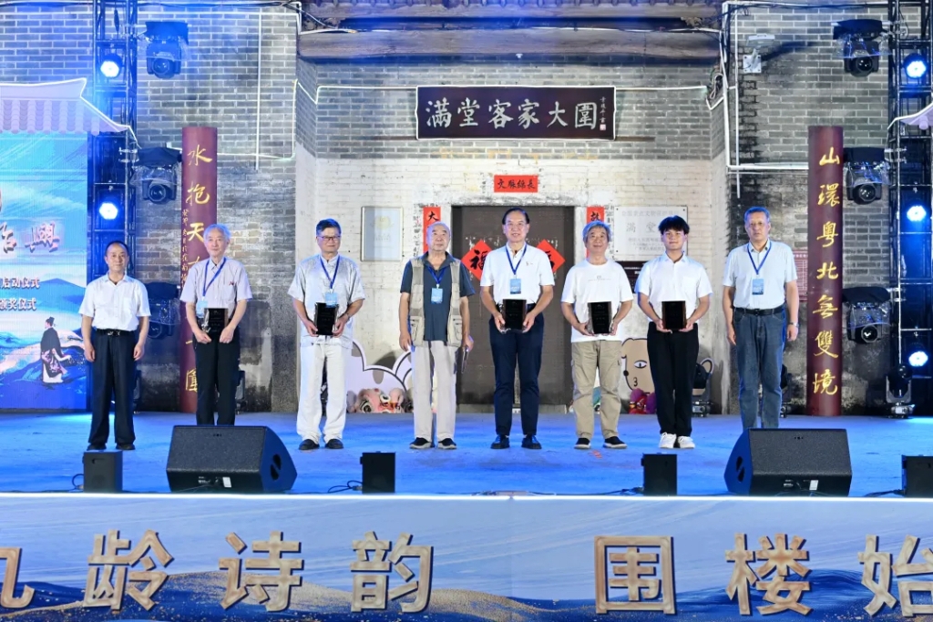 中國書籍出版社原副總編輯、北京詩詞學會副會長趙安民，《中華詩詞》編輯部主任盧冷夫為佳作獎獲得者頒獎