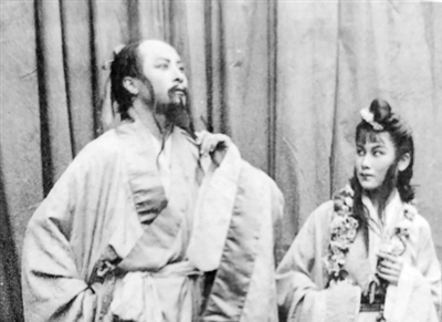 抗戰戲劇，紅幕赤聲撥時弦　　當正常的舞臺演出被戰爭打斷，戲劇從某種程度上就已經超越內容本身，成為民族解放戰爭的一部分。[詳細]