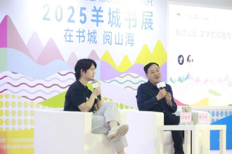 劉楚昕（左）與謝有順教授對談。