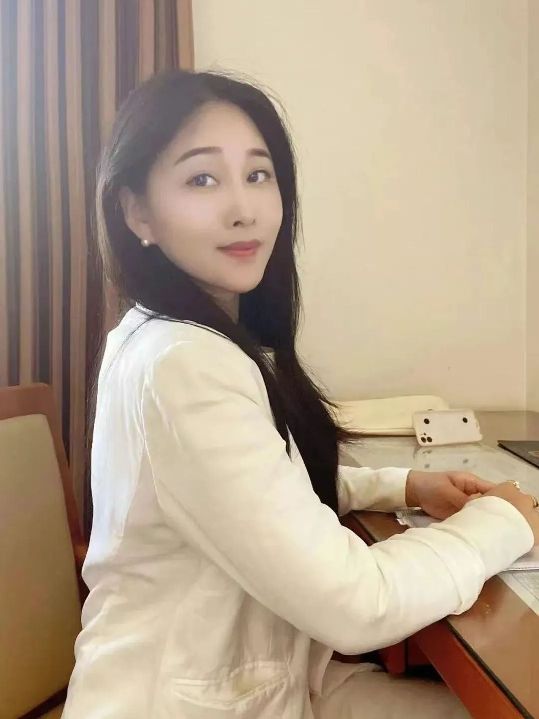 【作者簡介：時曉，安徽宿州人，碩士，現居上海。魯迅文學院第44屆中青年作家高級研討班學員，中作協會員，安徽文學藝術院簽約作家。在《人民文學》《詩刊》《詩歌月刊》《安徽文學》《山東文學》《海燕》《紅豆》《雨花》《揚子江詩刊》《延河》等雜志發表作品。獲第十二屆揚子江詩學獎·詩歌獎。短篇小說集《來去之間》入圍2022年探照燈10月好書榜，入選2022年11月文藝聯合書單?！?></p>
<p style=