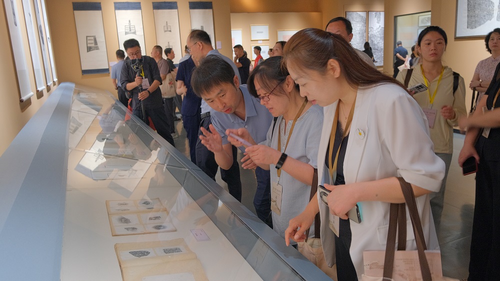 觀眾參觀河南歷代金石碑帖文獻展 洛陽市圖書館供圖