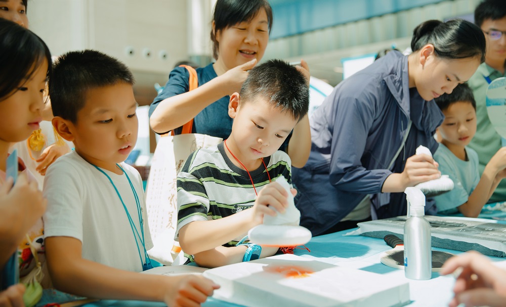 讀者在江右曬書會體驗拓印和雕版印刷項目 江西省圖書館供圖