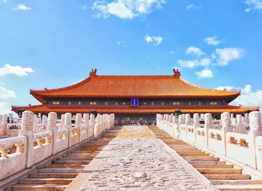 太和殿見證日軍投降儀式　　廣場上民眾歡呼雀躍，情緒高亢，氣氛熱烈。軍樂隊凱歌高奏，禮炮齊鳴。隨后全體肅立，為在抗日戰爭中犧牲的中國將士默哀……[詳細]