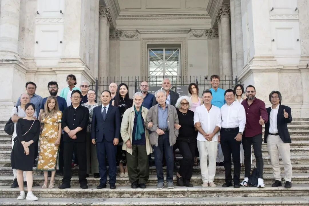 參加首場詩歌朗誦會的部分中意嘉賓、詩人等代表在博物館門前合影