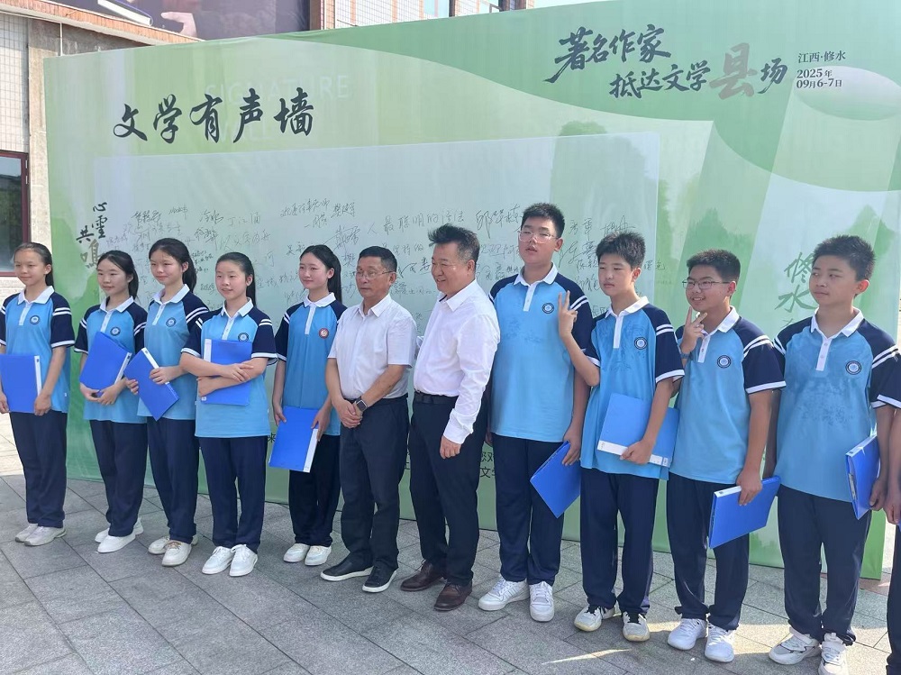 邱華棟、阿來與朗誦阿來詩歌的學生合影