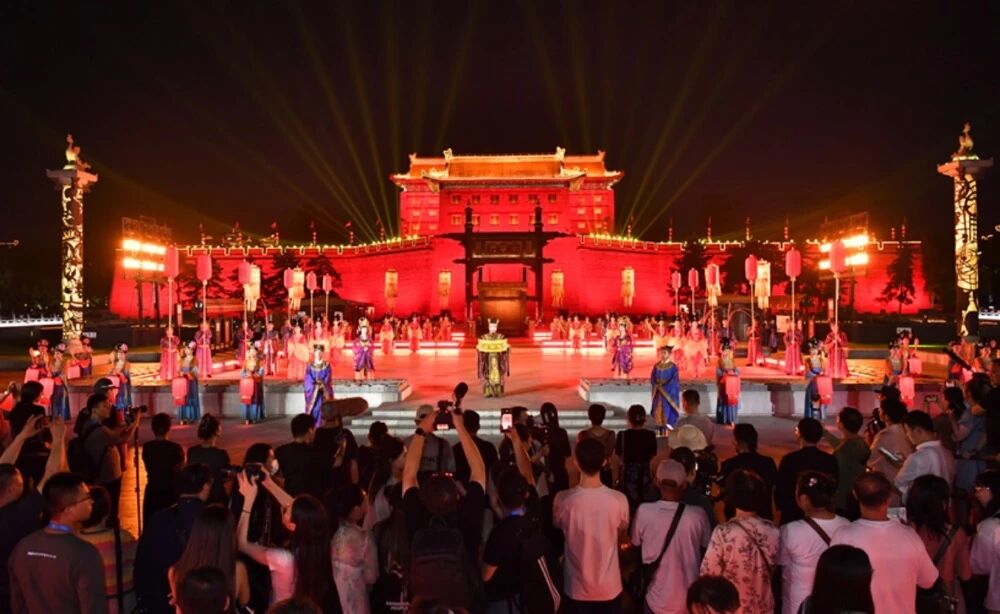 9月14日晚，一場充滿唐韻的歡迎儀式在西安永寧門盛大開場，歡迎參加2025國際青春詩會的拉美詩人和中國詩人。