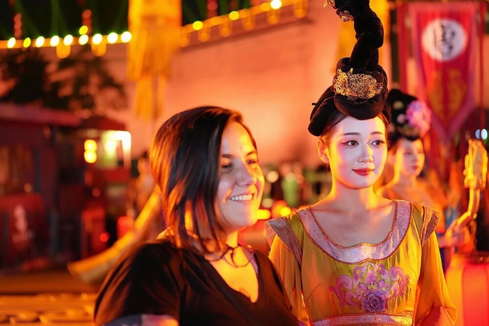 永寧門歡迎儀式后，玻利維亞詩人杰西卡·弗羅伊登塔爾與一位“唐代仕女”合影