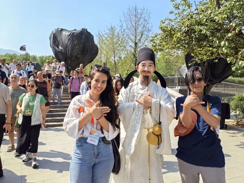 古巴詩人吉賽爾·露西亞·納瓦羅與厄瓜多爾詩人阿古斯廷·瓜姆博，向“李白”學習叉手禮