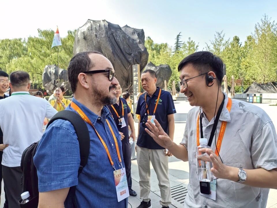 中國詩人李壯與巴西詩人塔爾索·德·梅洛參觀完秦始皇帝陵博物院后交談，李壯告訴梅洛，西安地下文物眾多，在我們腳下也許也有古代的文物遺存。