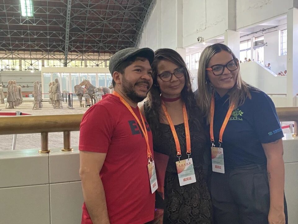 巴拿馬詩人哈維爾·阿爾瓦拉多（左）、哥倫比亞詩人法迪爾·德爾加多（中）、委內瑞拉詩人因迪拉·卡爾皮奧·奧利沃在秦始皇帝陵博物院合影