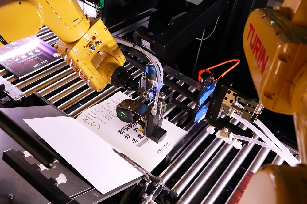 六軸工業機器人精細配合，完成圖書各項加工作業。 廣東省立中山圖書館供圖