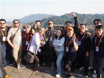 長城上，千年斑駁成詩，訴予我聽