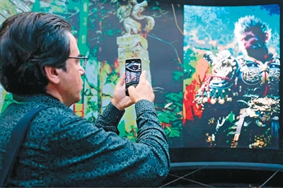 參會嘉賓參觀杭州城西科創大走廊未來科技城展館。  　　主辦方供圖