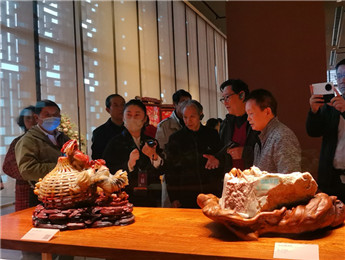 “回家”的作家們，昨天走進中國工藝美術館