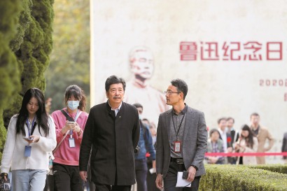 在魯迅公園內魯迅墓前舉行的“魯迅紀念日公眾紀念活動”中，周令飛、學生及市民群眾代表百余人共同緬懷和紀念魯迅先生。均本報記者 蔣迪雯 攝