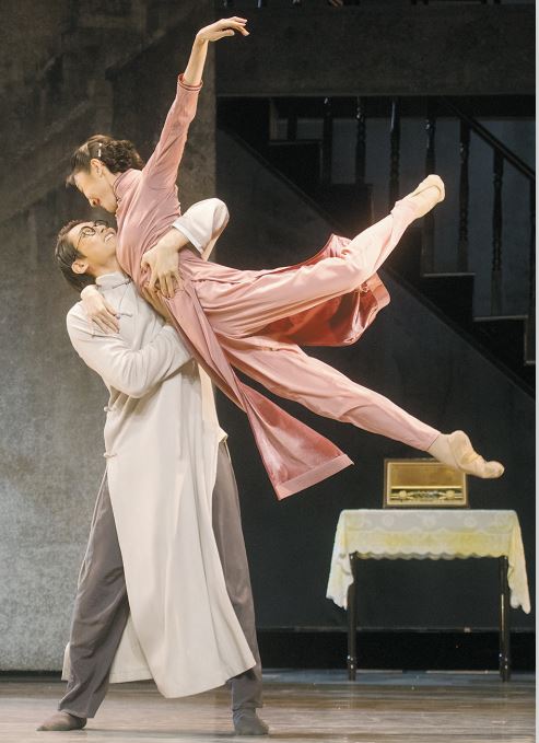 破解舞臺創作同質化困局，要在尊重藝術規律的基礎上，重構“鼓勵創新、彰顯特色、生態健康”的創作體系。圖為廣受好評的川劇《巴山秀才》（左）和舞劇《永不消逝的電波》（右）。