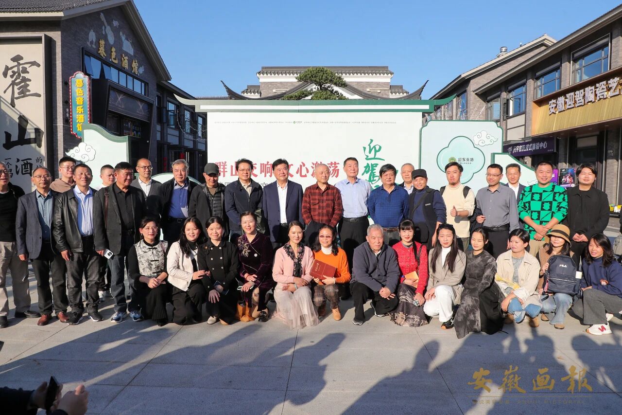 出席活動的嘉賓與青年作家們合影