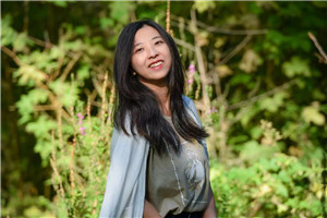 兒童繪本：獲獎作品《媽媽的剪影》作者：彎彎 劉雪純         獲獎感言我和媽媽劉雪純一起創作的這本書，正如它的名字，其靈感來源于我的媽媽。書里的剪紙，都是她30年前用最質樸的剪刀語言，鐫刻下的生命印記。她剪下春耕秋收的田埂，剪下灶臺邊的飯菜香氣，剪下縫紉機踏板的吱呀作響。