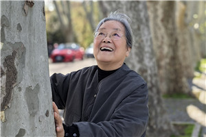 兒童繪本：獲獎作品《不能沒有》作者：蔡皋         獲獎感言書里最先出現的光是陽光。我有種植花草的習慣，跟植物打交道其實就是和陽光打交道。光的滋養與體驗積累得多了，有一天，會被兒童猛地“點醒”。比如，我的小孫子就跟我說……