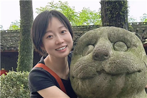 童話：獲獎作品《外婆變成了麻貓》作者：慈琪         獲獎感言關于外婆的童話獲獎了，我心中百感交集。我無法和外婆分享喜悅，因為她不會知道發生了什么，即便知道，也會很快忘記。如今的她，生活在許多“全新”的一分鐘里，高興是一分鐘，生氣是一分鐘……