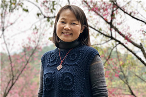 小說：獲獎作品《狼洞的外婆》作者：王勇英         獲獎感言我出生在一個叫大車的客家村莊。童年時代，村里經常有劇團、戲班來演采花劇、唱木鬼戲等。小時候我們沒有課外書看，但有很多戲看，那是在鄉村戲臺上、打谷場上演的故事，是最鄉土的“書”。